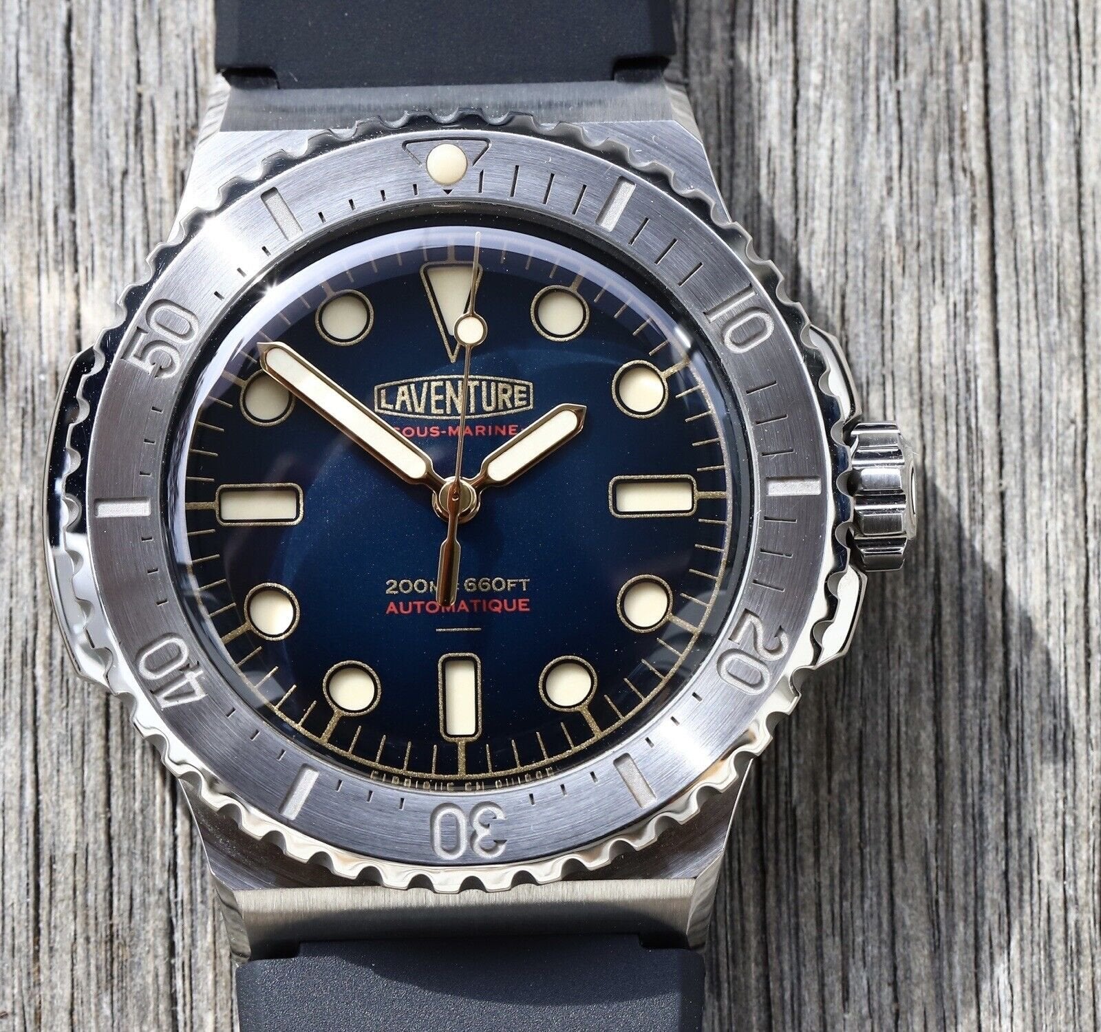 Laventure_Sous-Marine_SteelBlue_-_2018_Watch_Vault_01_f4894be7-5cba-46ff-92b1-55fe7bf2f7b1.jpg