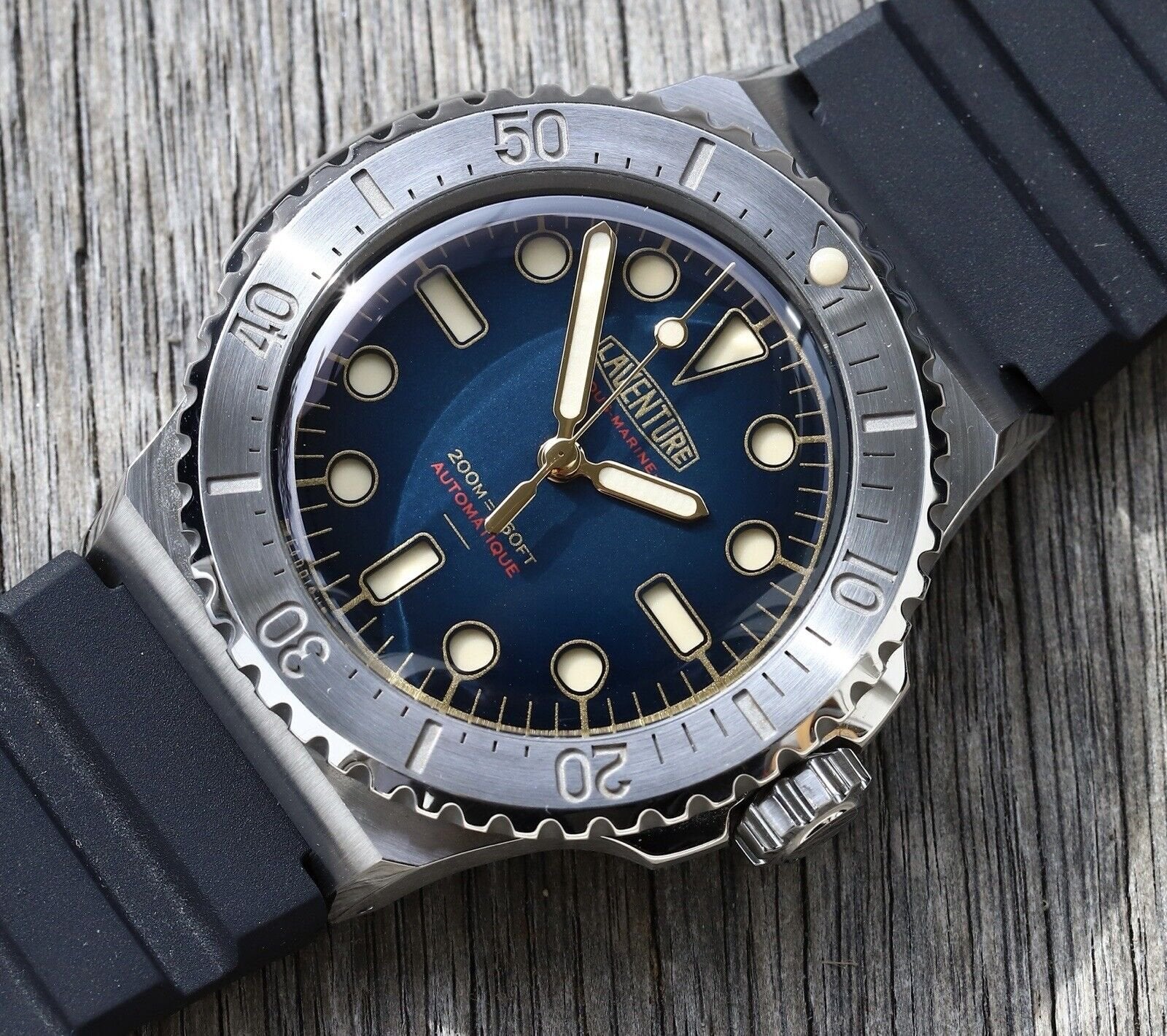 Laventure_Sous-Marine_SteelBlue_-_2018_Watch_Vault_03_fdf9ede0-77c7-4171-8eee-5413952eaaa3.jpg