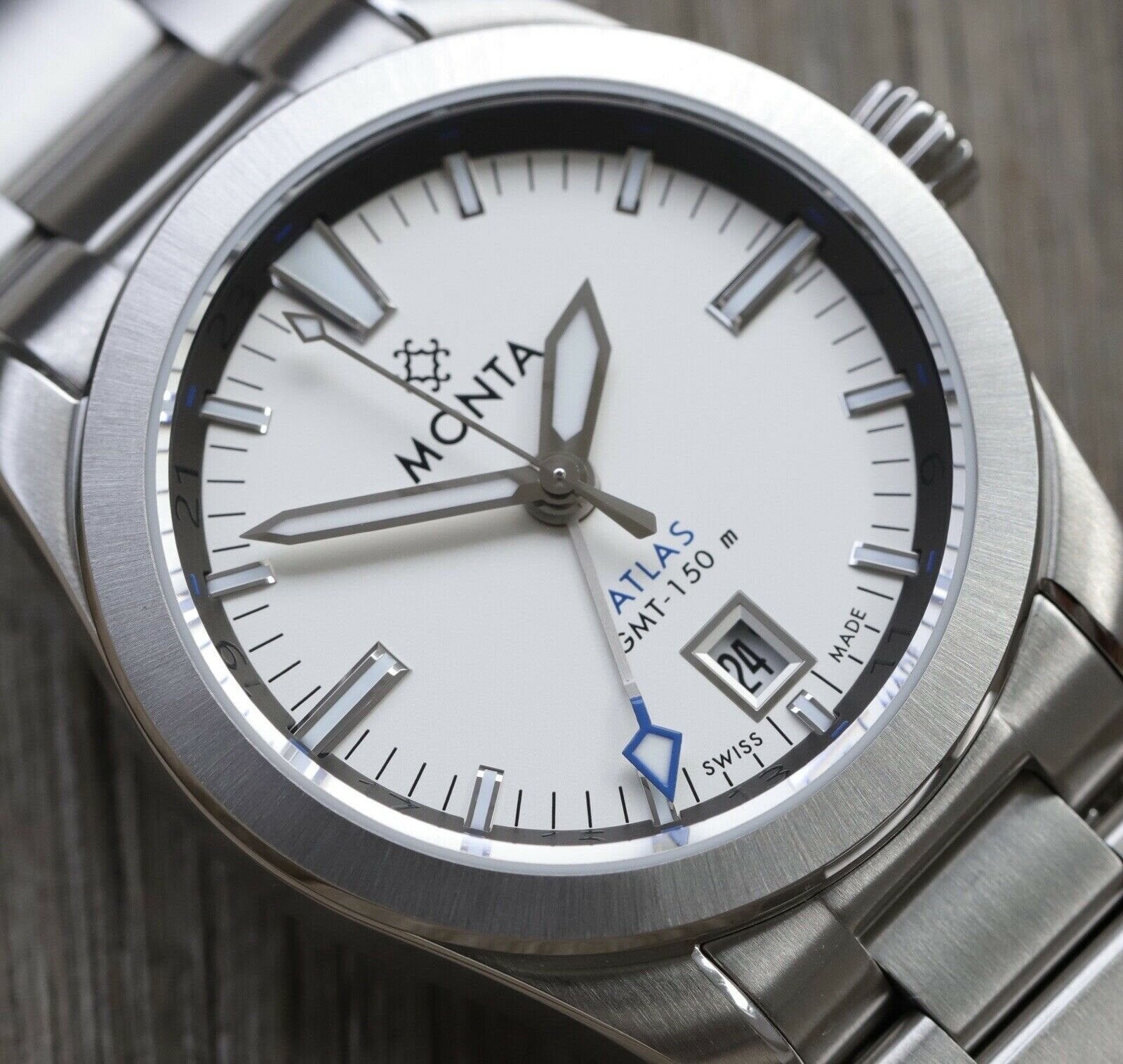 Monta_Atlas_GMT_568BGLT005T_-_2019_Watch_Vault_02.jpg