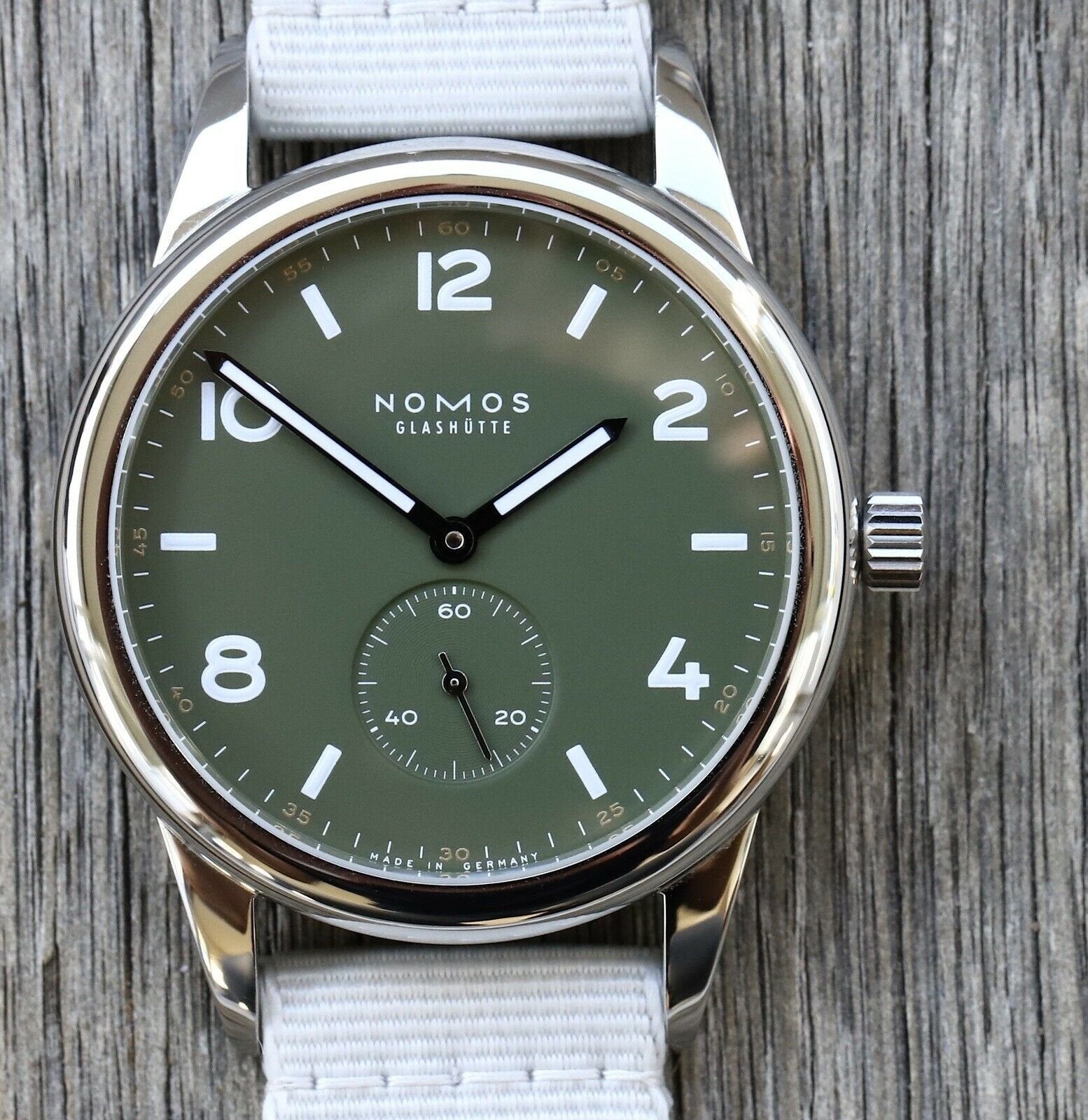 Nomos_Club_Automatic_175_Years_Limited_Edition_Olive_Green_753.S3_Watch_Vault_01.jpg