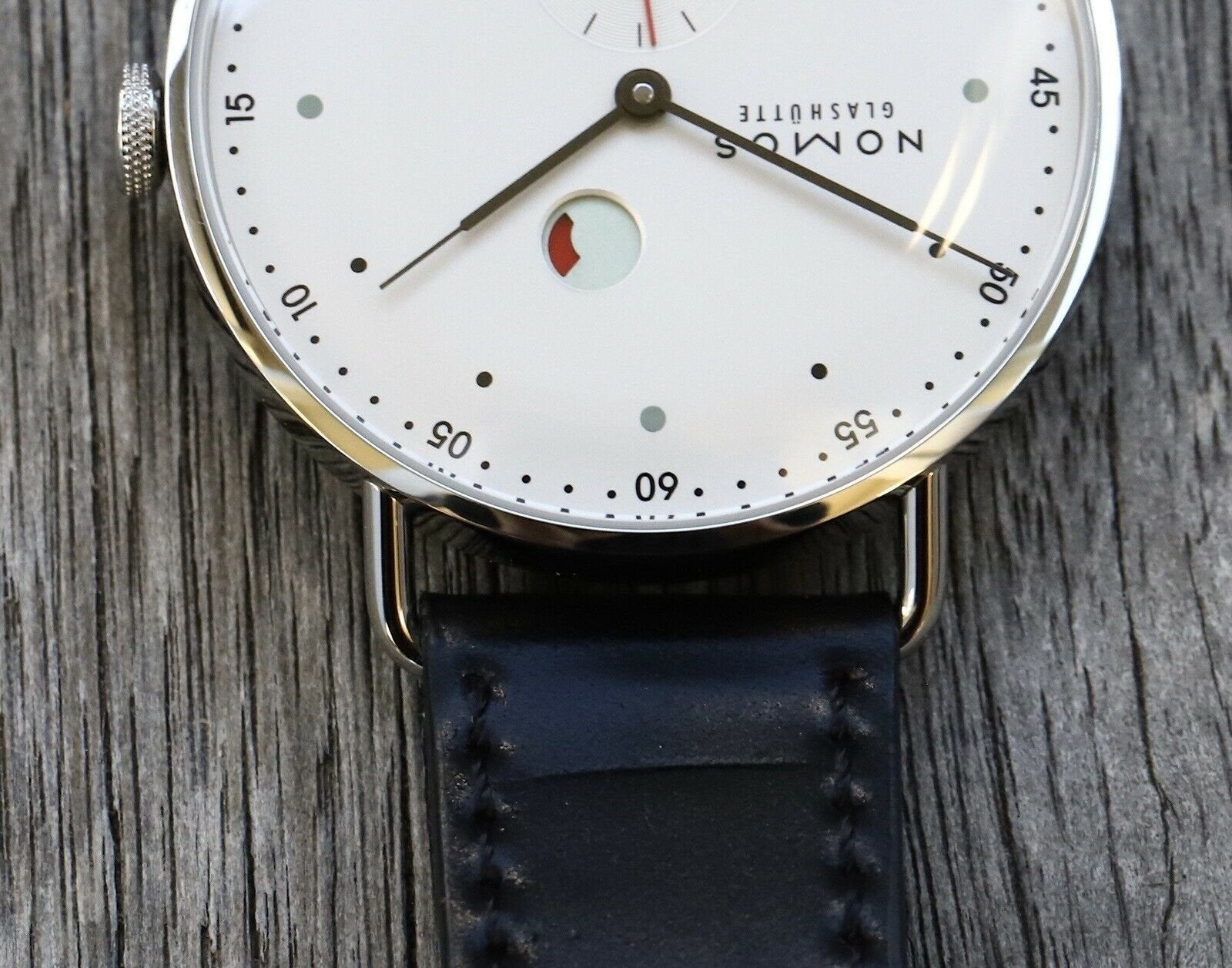 Nomos metro datum gangreserve review top