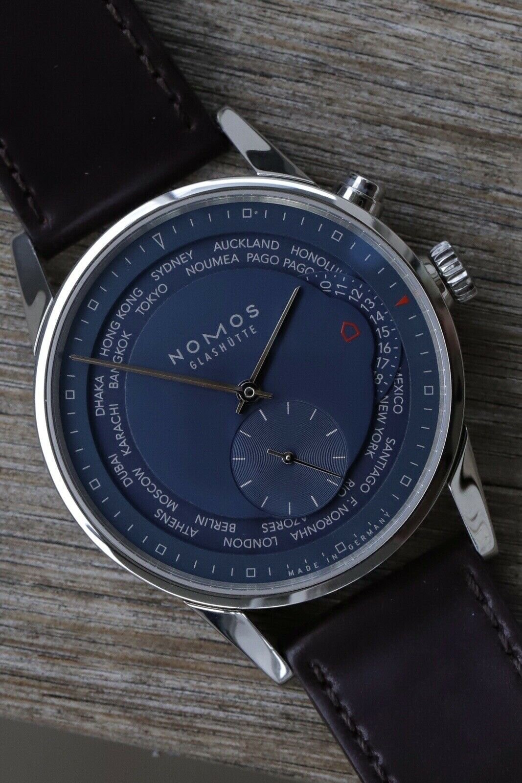 Nomos_Zurich_Weltzeit_Nachtblau_Worldtimer_807_-_2019_Watch_Vault_02.jpg