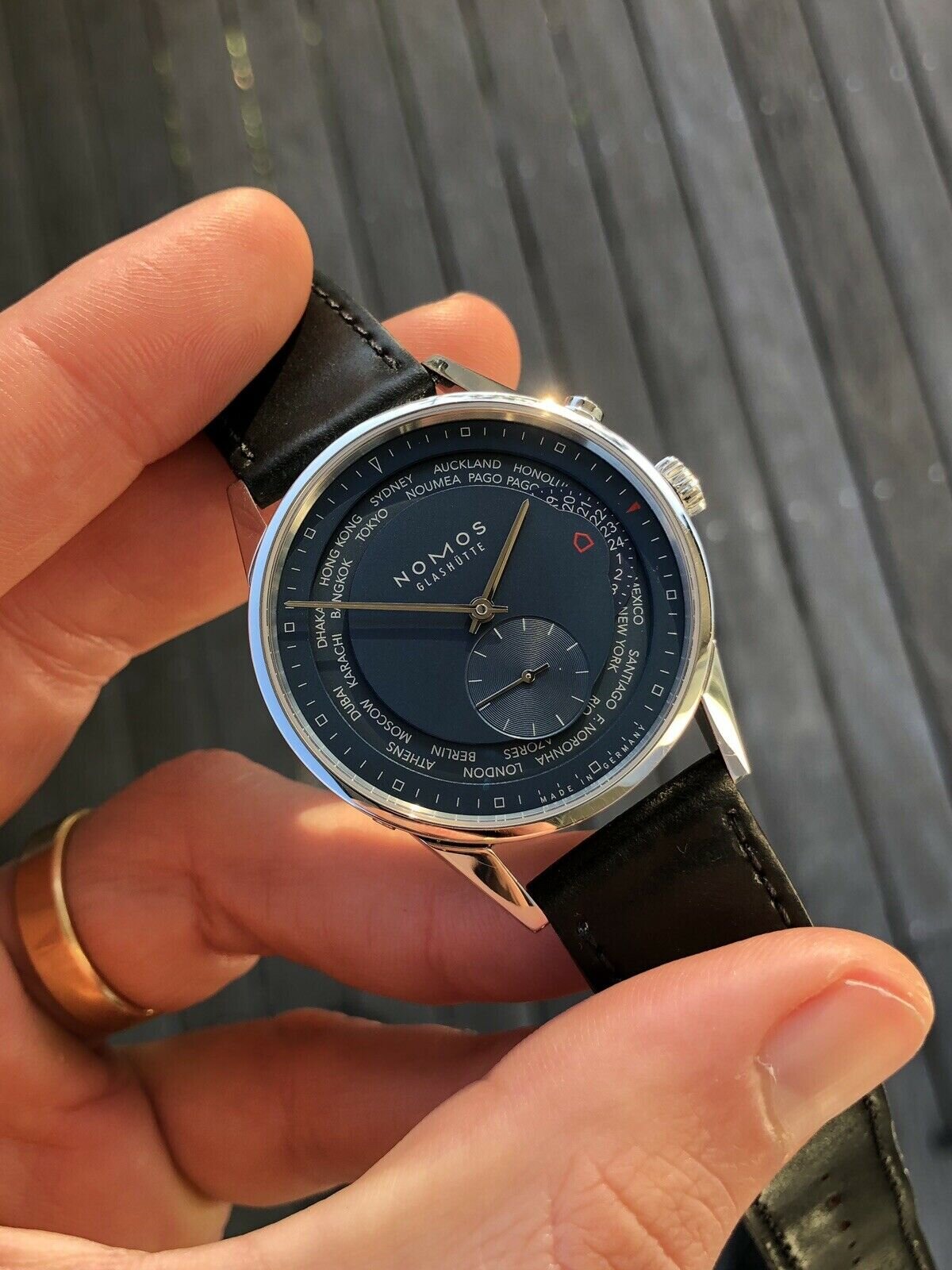 Nomos_Zurich_Weltzeit_Nachtblau_Worldtimer_807_-_2019_full_set_Watch_02.jpg