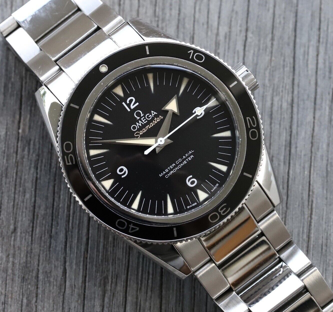 OmegaSeamaster300Co-Axial41mm233.30.41.21.01.001WatchVault02.jpg