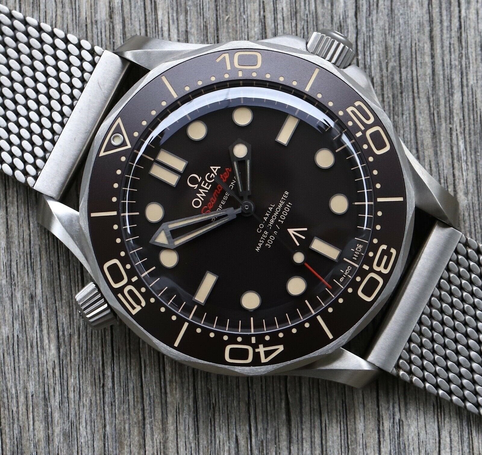 Omega_Seamaster_300M_27No_Time_to_Die_27_NTTD_007_210.90.42.20.01.001_-_2020_Watch_Vault_02.jpg