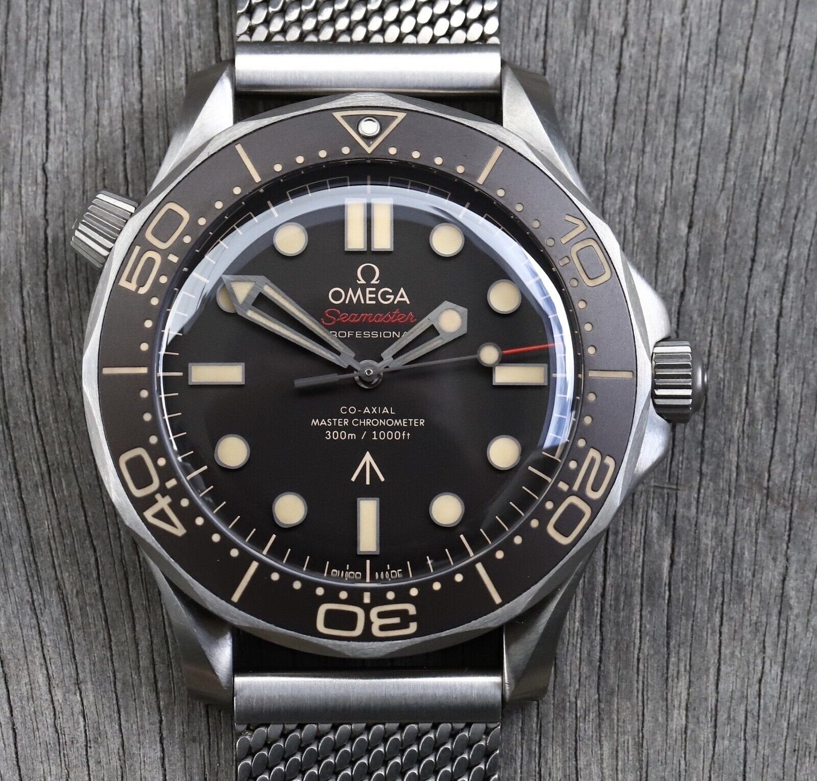 Omega_Seamaster_300M_27No_Time_to_Die_27_NTTD_007_210.90.42.20.01.001_-_2022_Watch_Vault_01.jpg