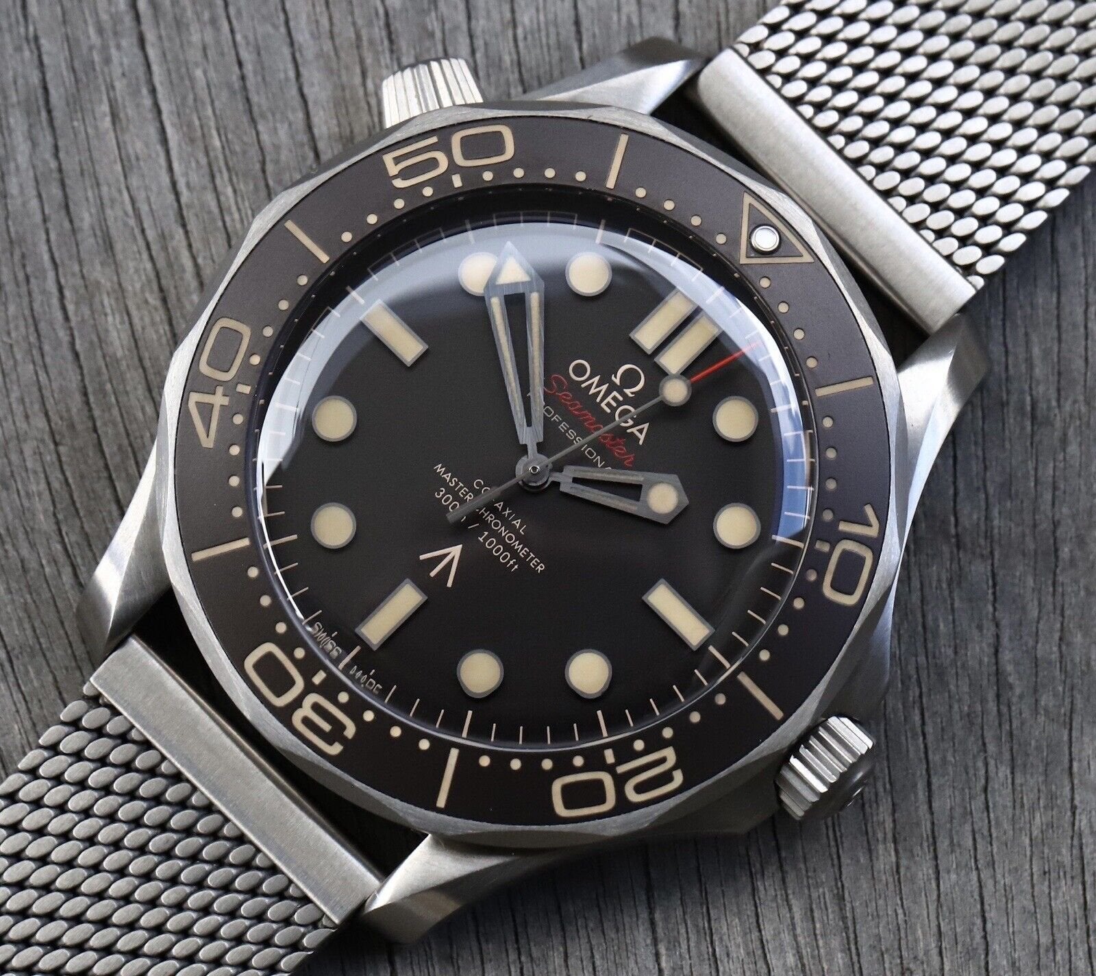 Omega_Seamaster_300M_27No_Time_to_Die_27_NTTD_007_210.90.42.20.01.001_-_2022_Watch_Vault_03.jpg