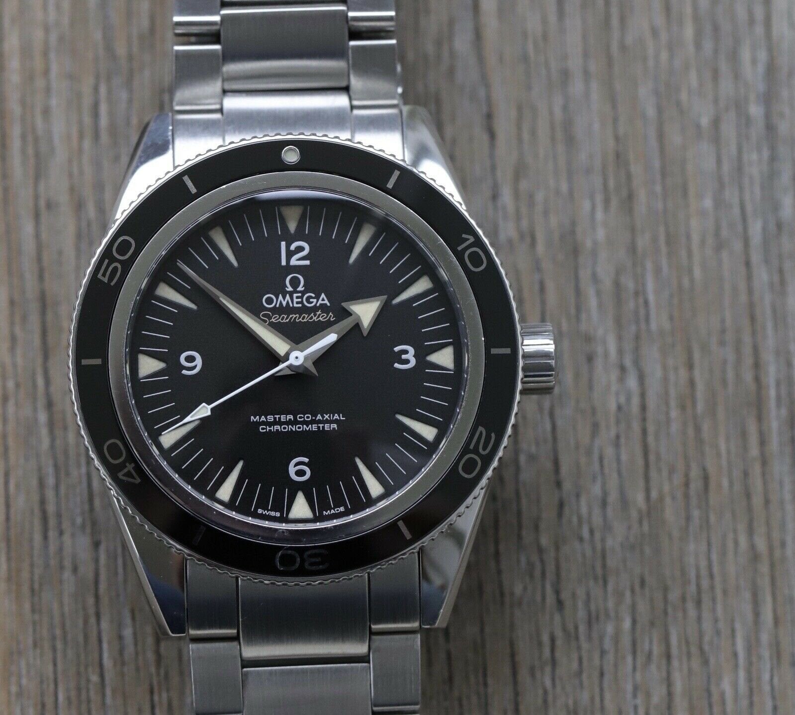 Omega_Seamaster_300_Co-Axial_41mm_233.30.41.21.01.001_-_2015_Watch_Vault_01.jpg