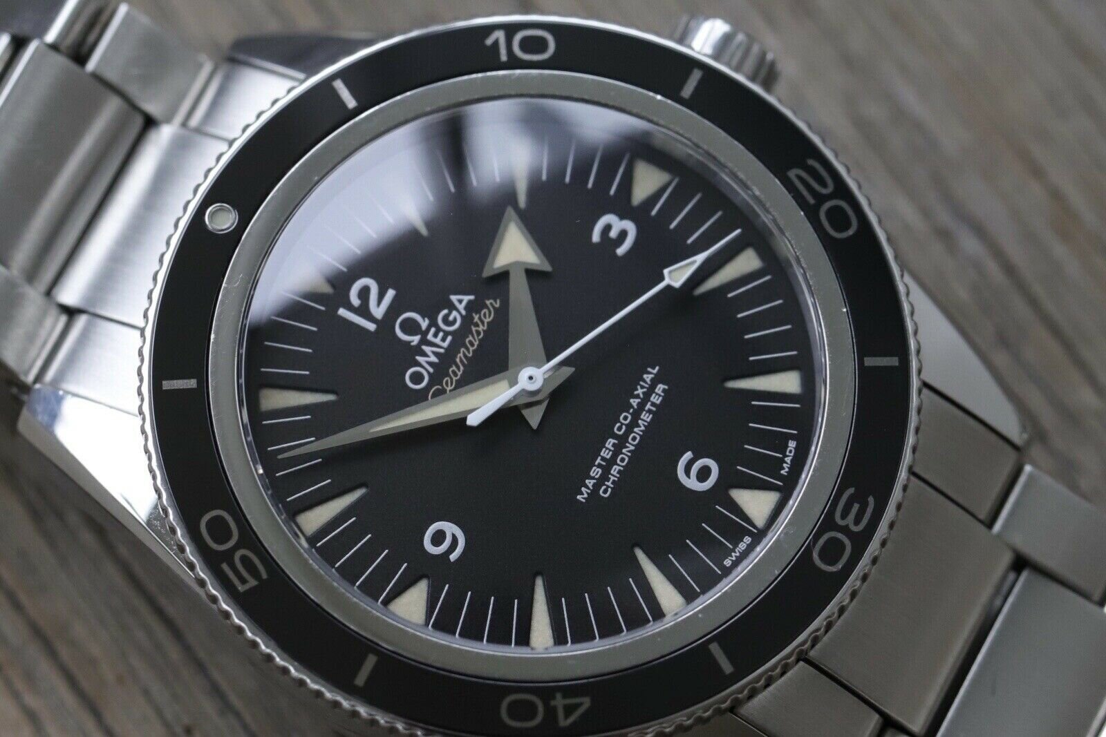 Omega_Seamaster_300_Co-Axial_41mm_233.30.41.21.01.001_-_2015_Watch_Vault_02.jpg