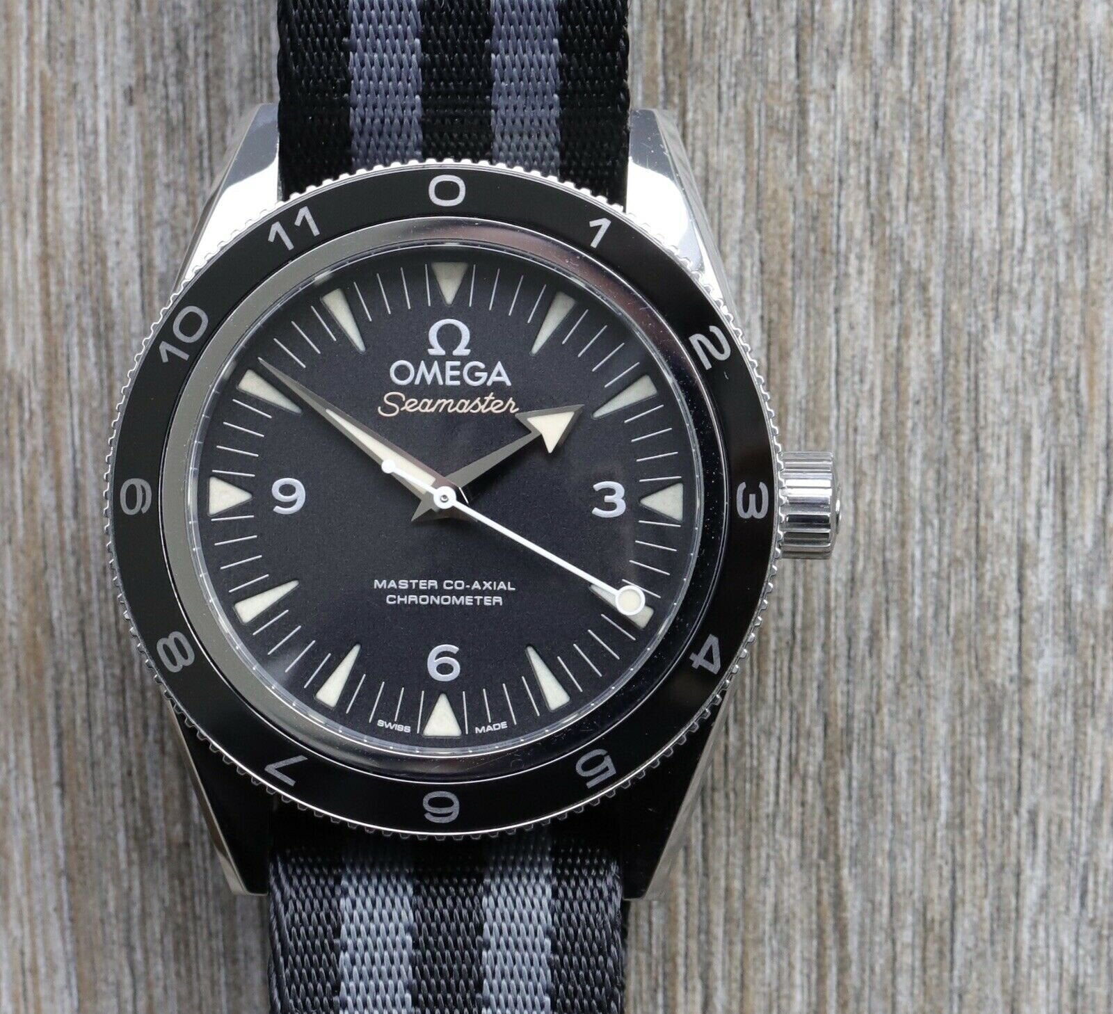 Omega_Seamaster_300_SPECTRE_LE_Co-Axial_41mm_233.32.41.21.01.001_-_2015_Watch_Vault_01.jpg