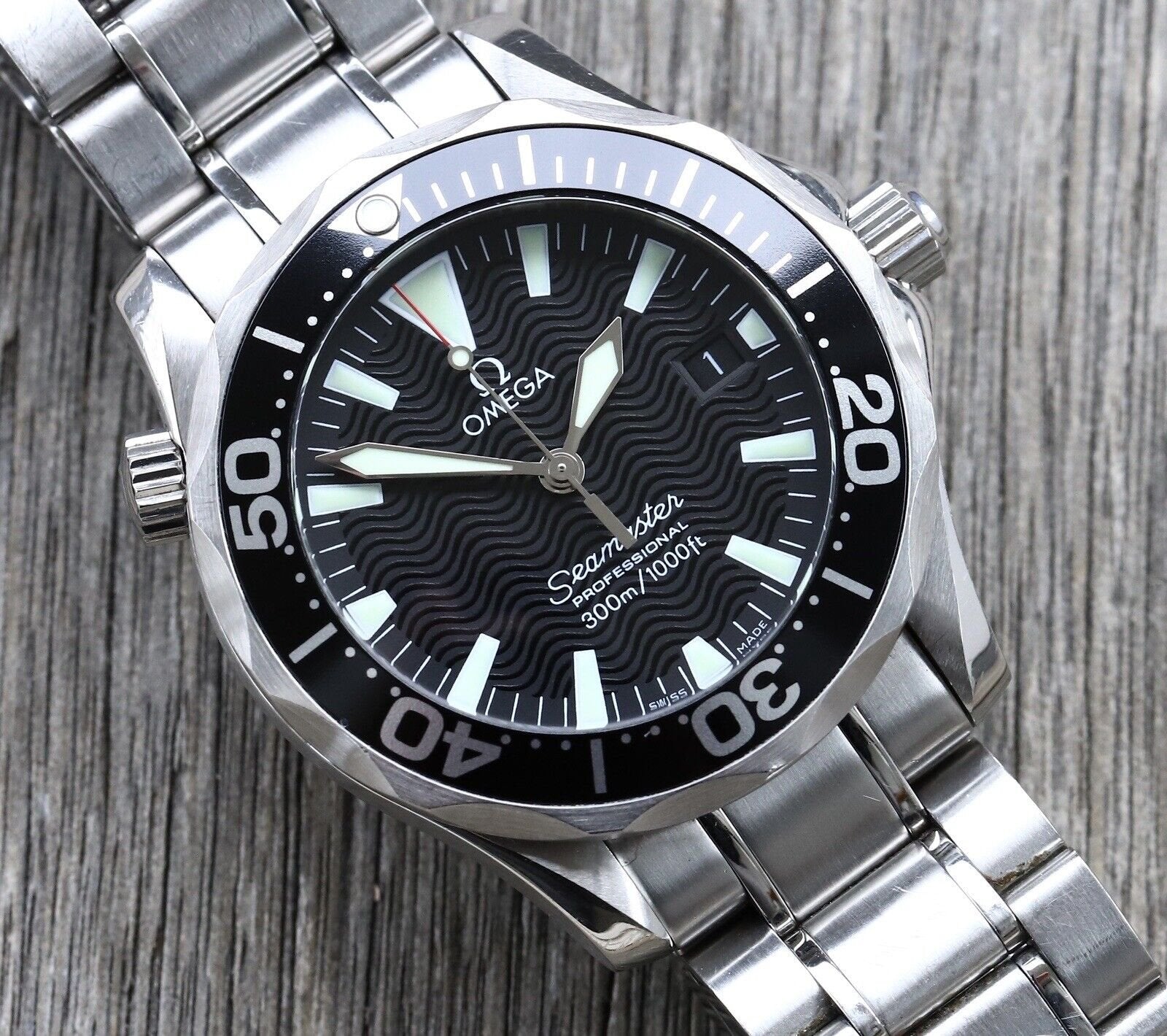 Omega_Seamaster_300m_2262.50_36.25mm_Quartz_-_2005_Watch_Vault_02.jpg