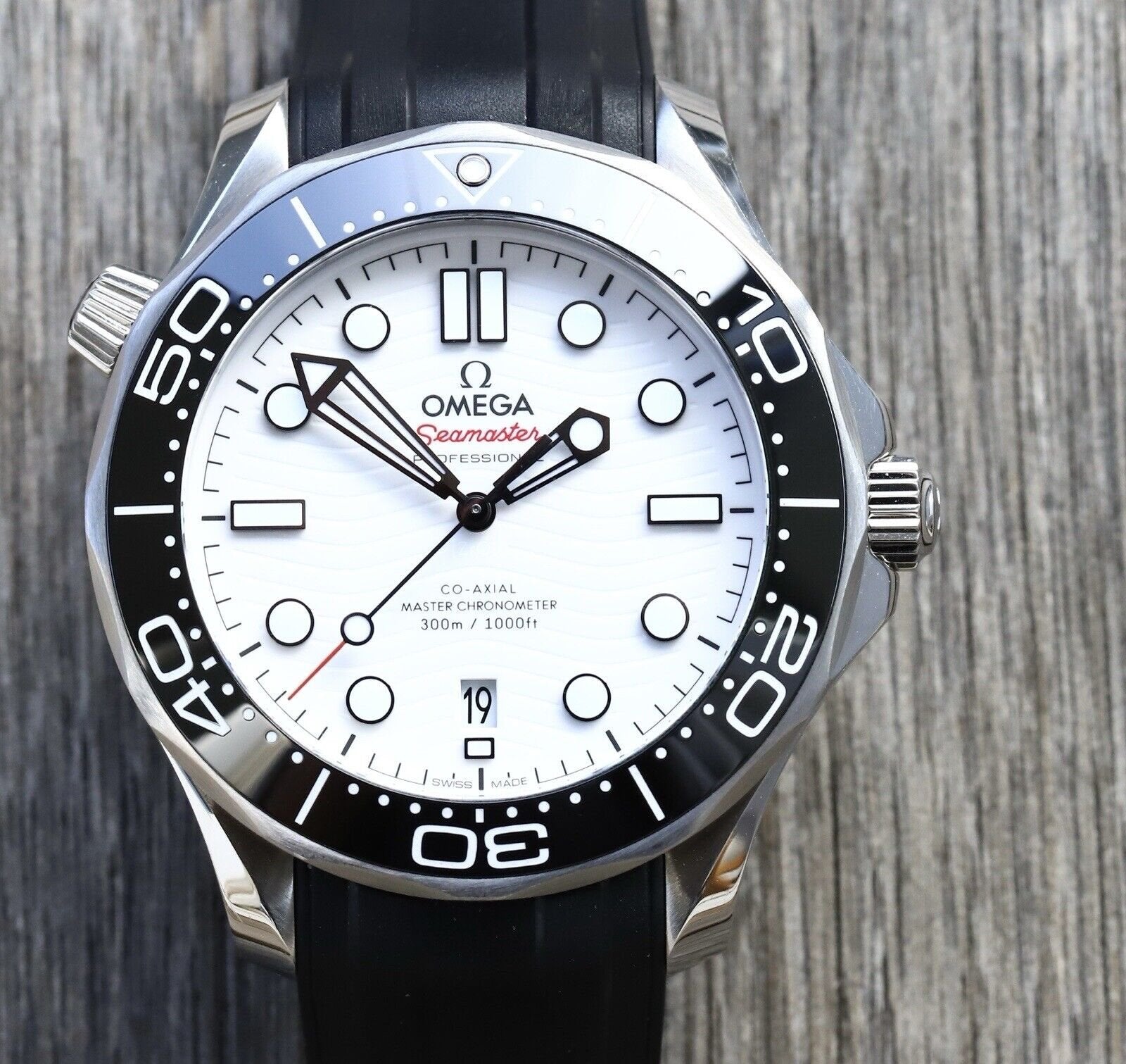 Omega_Seamaster_Diver_300M_Co-Axial_Great_White_42mm_210.32.42.20.04.001_Watch_Vault_01.jpg