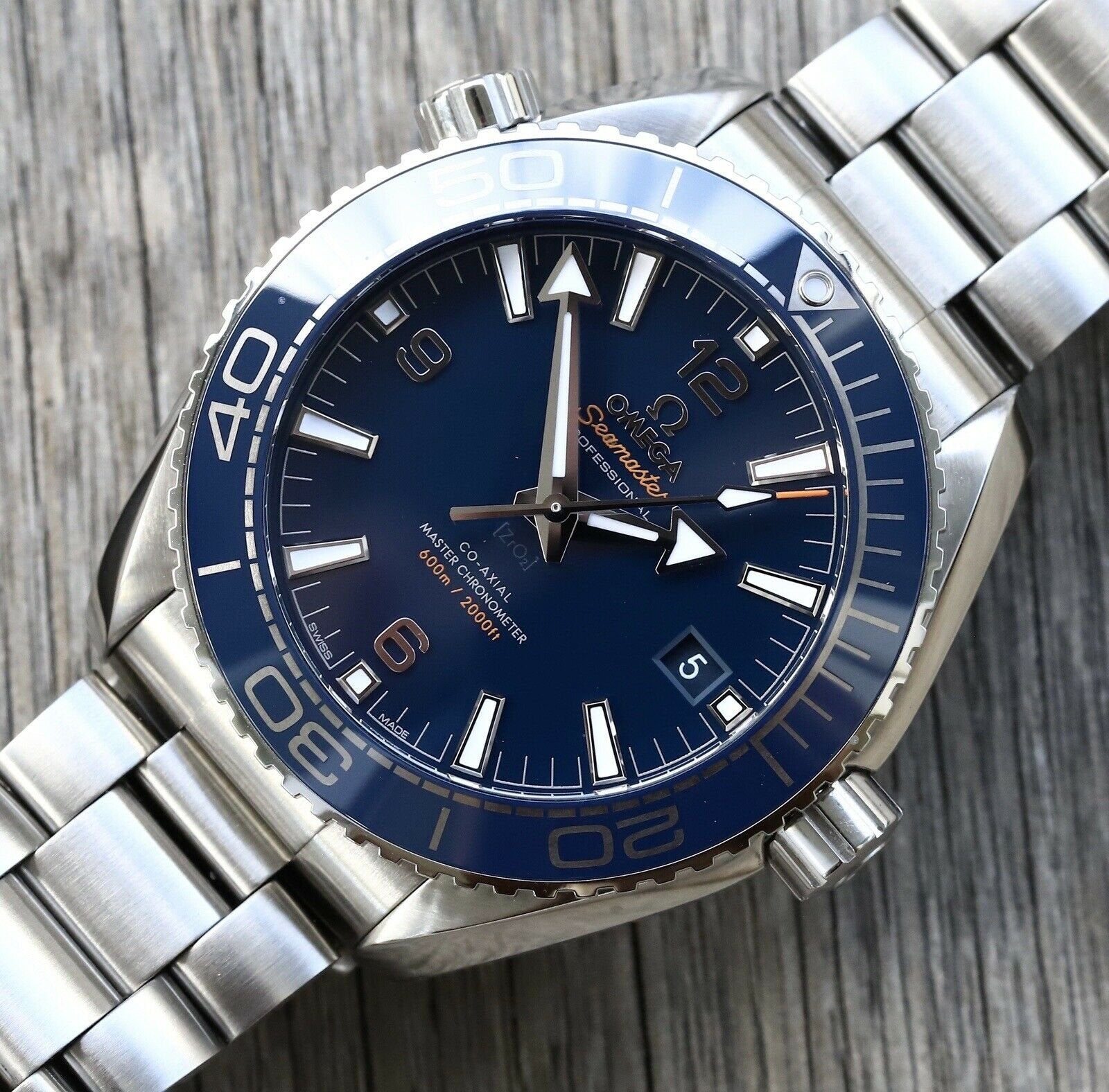 Omega_Seamaster_Planet_Ocean_600M_Co-Axial_43.5_mm_215.30.44.21.03.001_-_2020_Watch_Vault_02.jpg