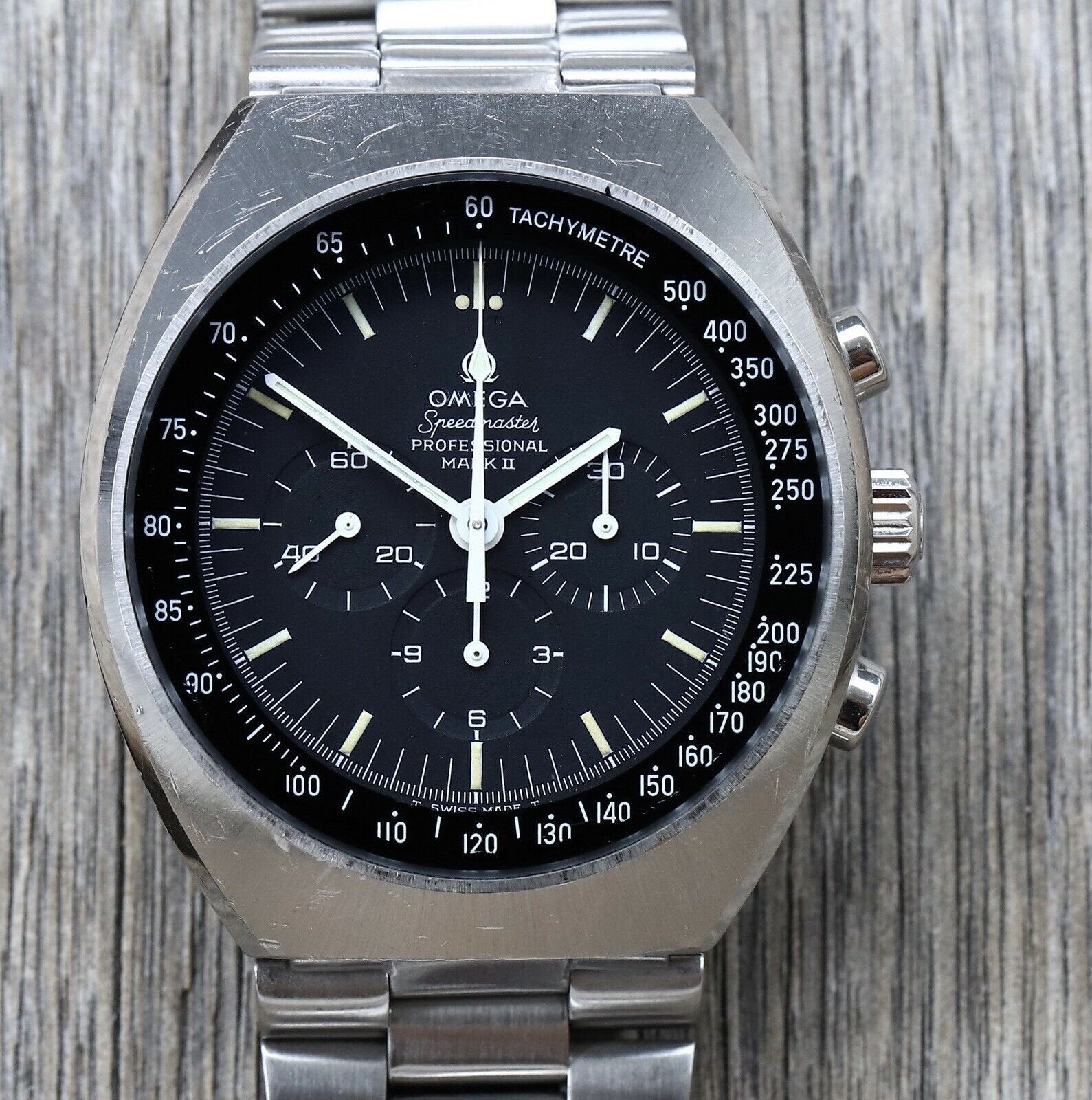 Omega_Speedmaster_Mark_II_145.014_-_1970_with_box_and_papers_Watch_VAult_01.jpg
