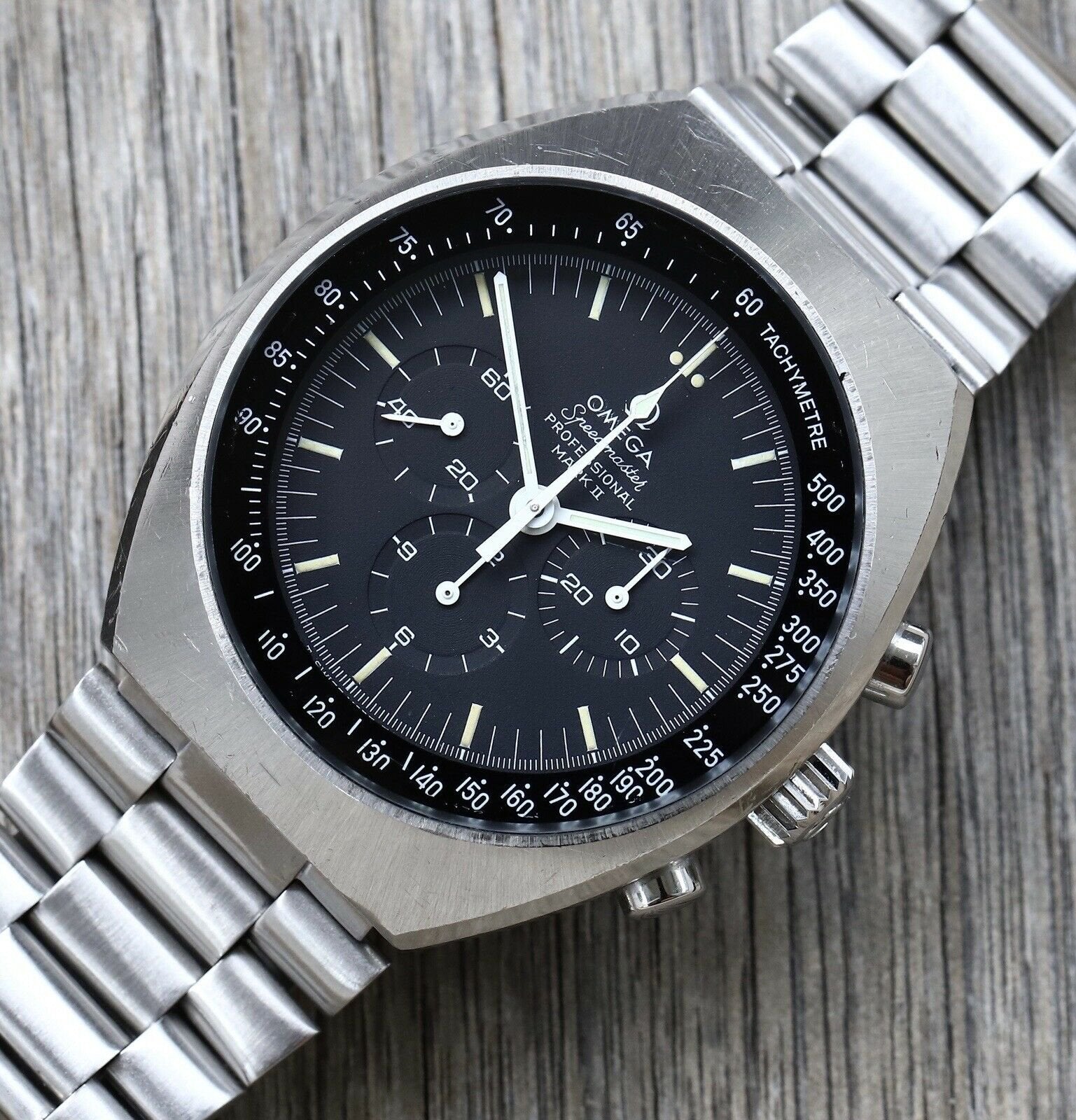 Omega_Speedmaster_Mark_II_145.014_-_1970_with_box_and_papers_Watch_VAult_02.jpg