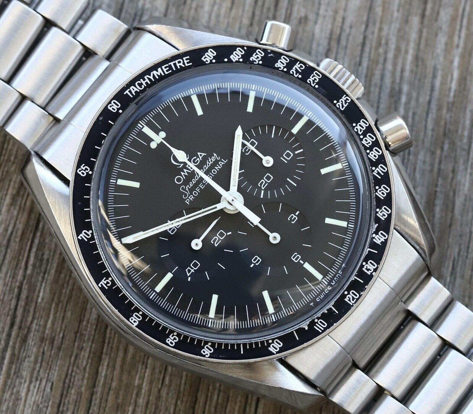 Omega_Speedmaster_Moonwatch_ST_145.022_-_1982_Watch_Vault_02.jpg