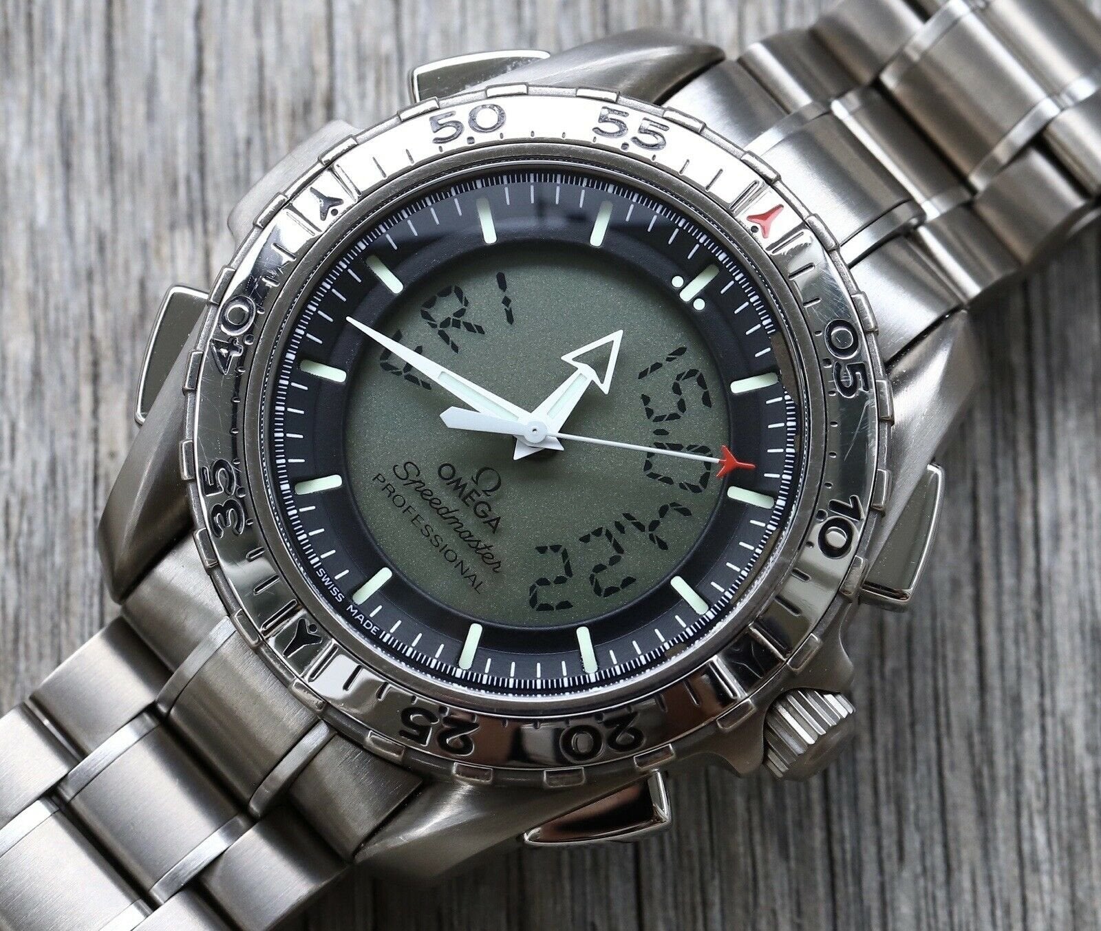 Omega_Speedmaster_X-33_3290.50.00_Watch_Vault_02.jpg