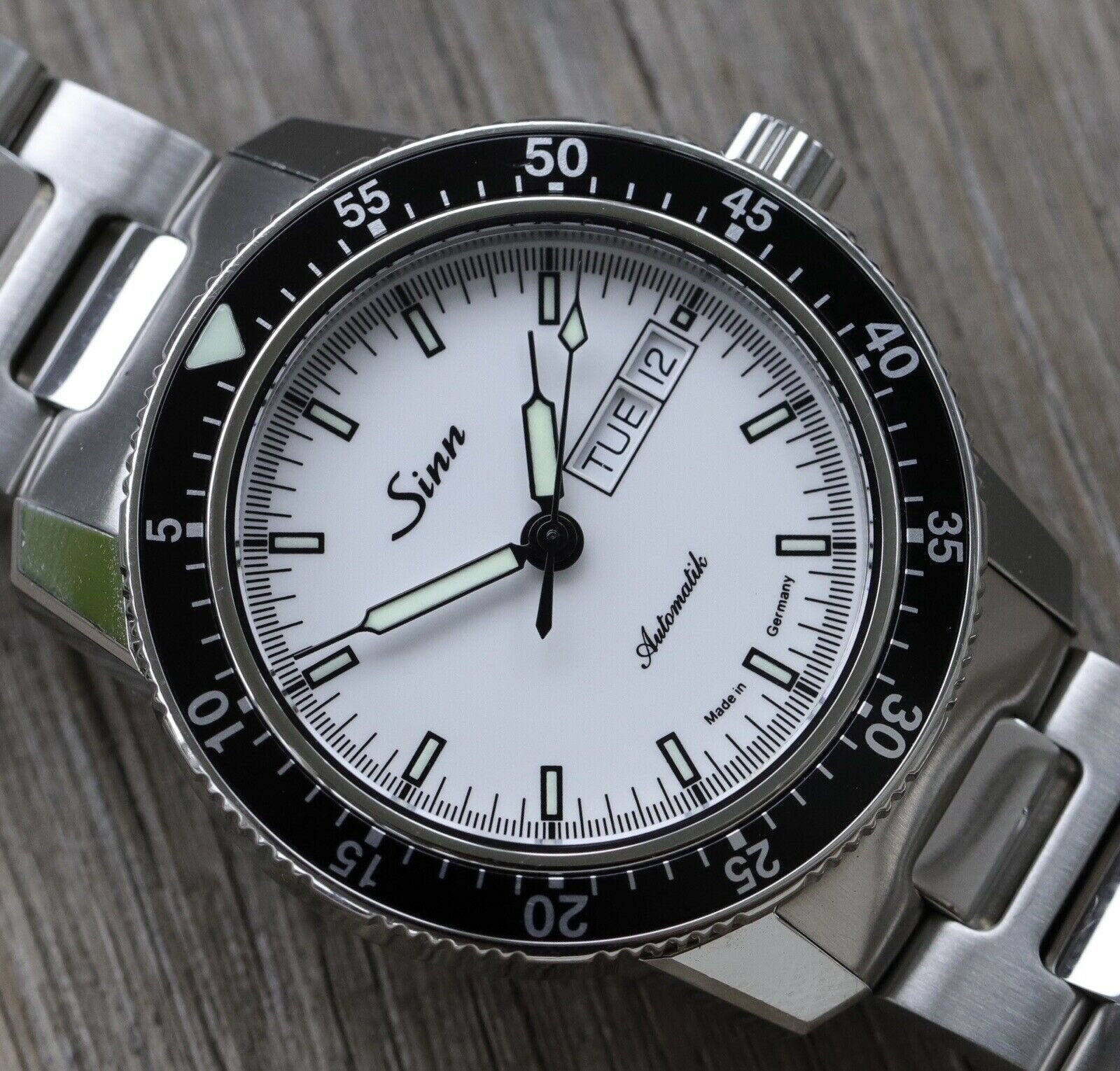 Sinn_104_St_Sa_I_W_Pilot_Watch_White_Dial_with_Bracelet_-_2018_Watch_Vault_02.jpg