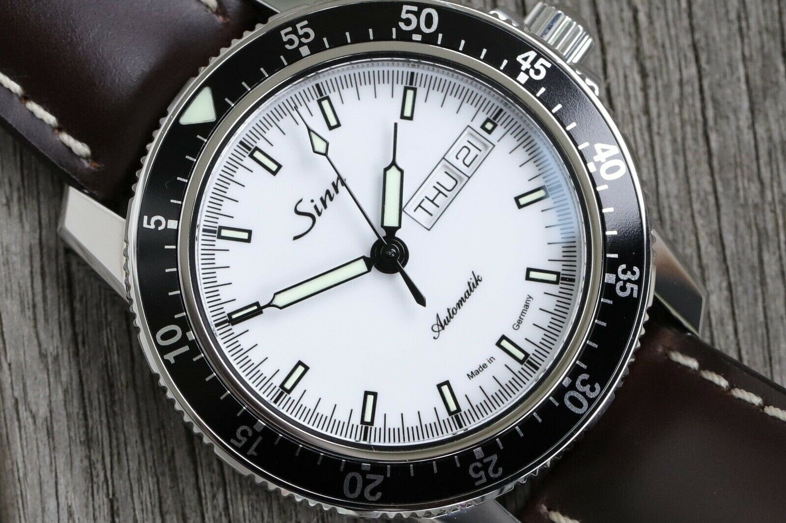 Sinn_104_St_Sa_I_W_Pilot_Watch_with_White_Dial_-_2020_Watch_Vault_02.jpg