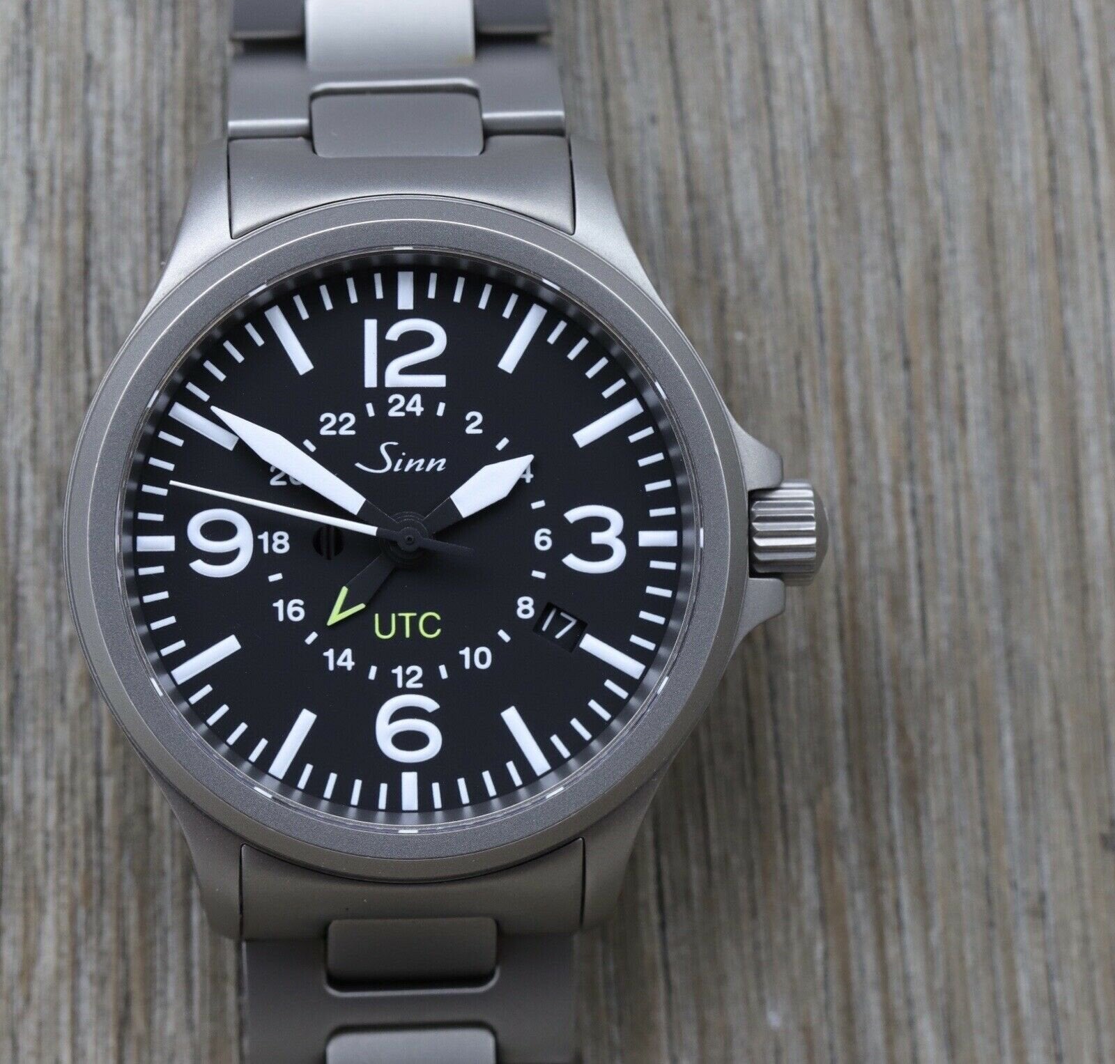Sinn_856_UTC_-_2011_Watch_Vault_01.jpg