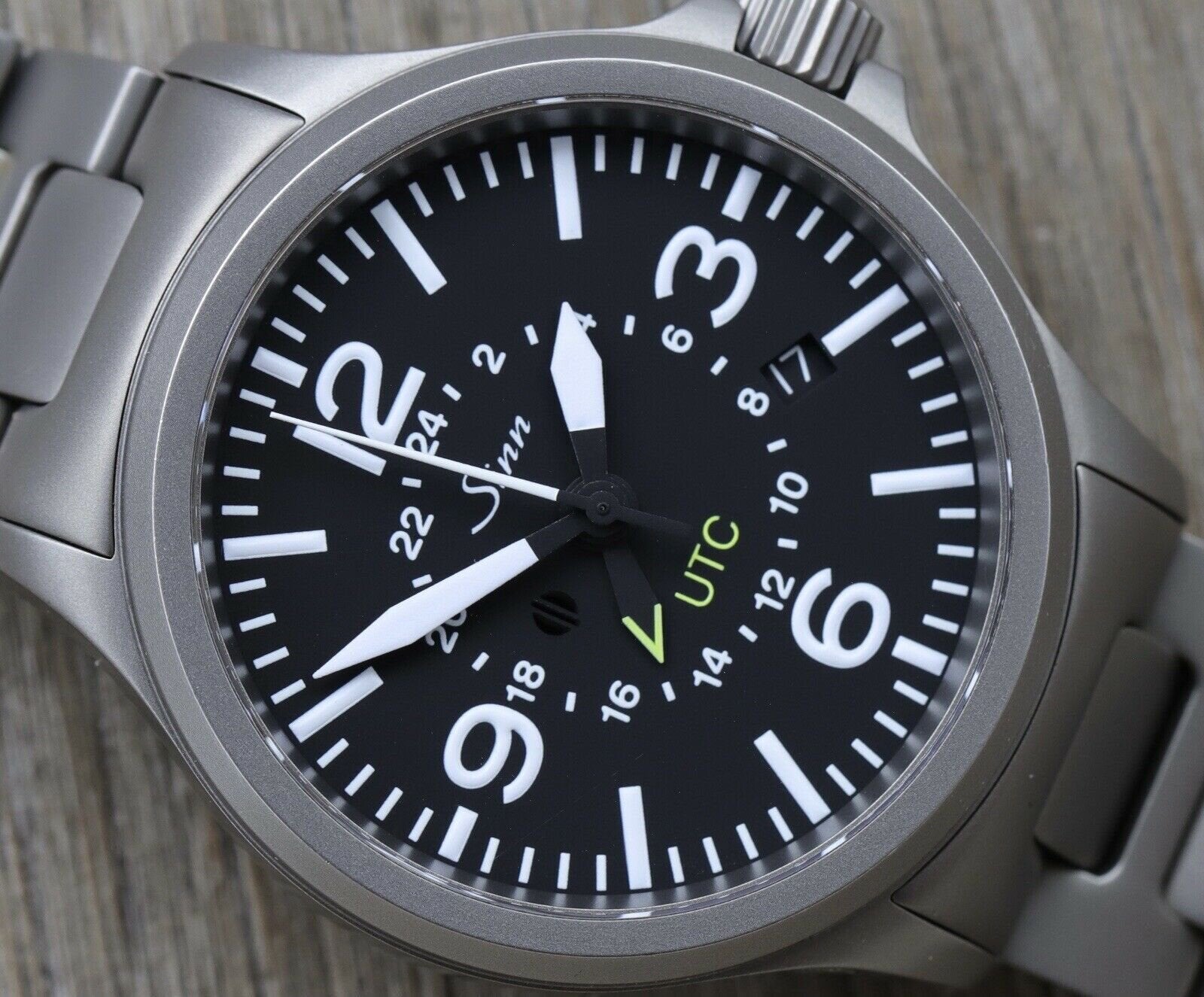 Sinn_856_UTC_-_2011_Watch_Vault_02.jpg