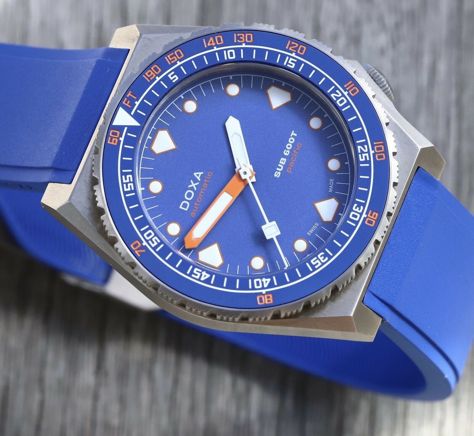 Time_26_Tide_x_Doxa_SUB_600T_E2_80_98pacific_E2_80_99_Limited_Edition_Watch_Vault_02.jpg