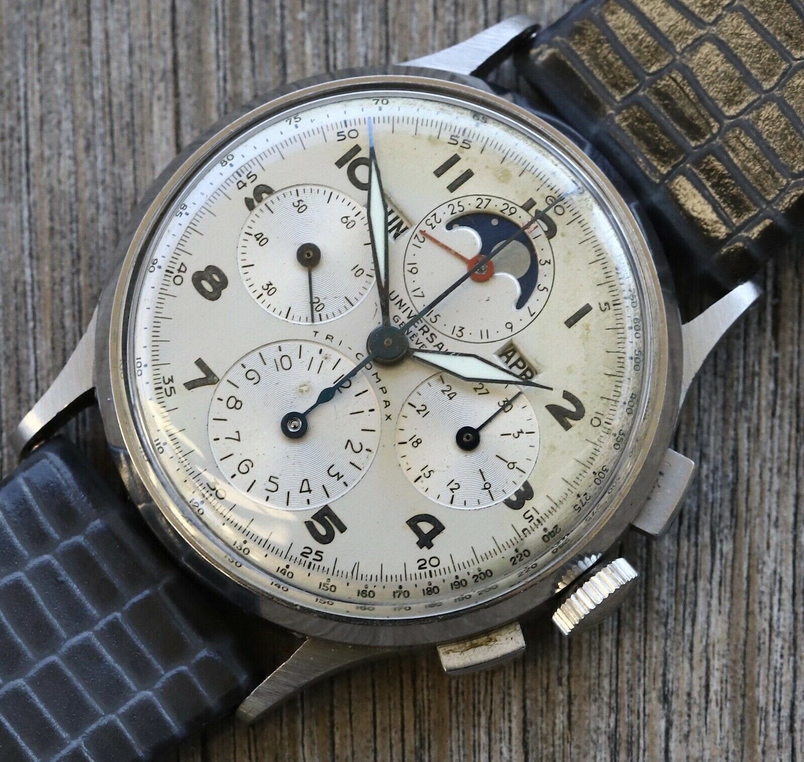 Universal_Geneve_Tri-Compax_Chronograph_22279_-_1945_Watch_VAult_02.jpg