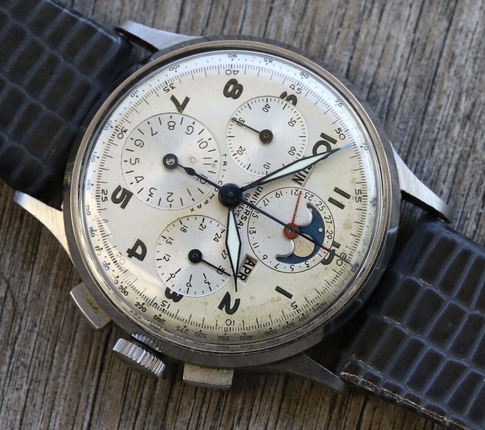 Universal Geneve Tri-Compax Chronograph 22279 - 1945