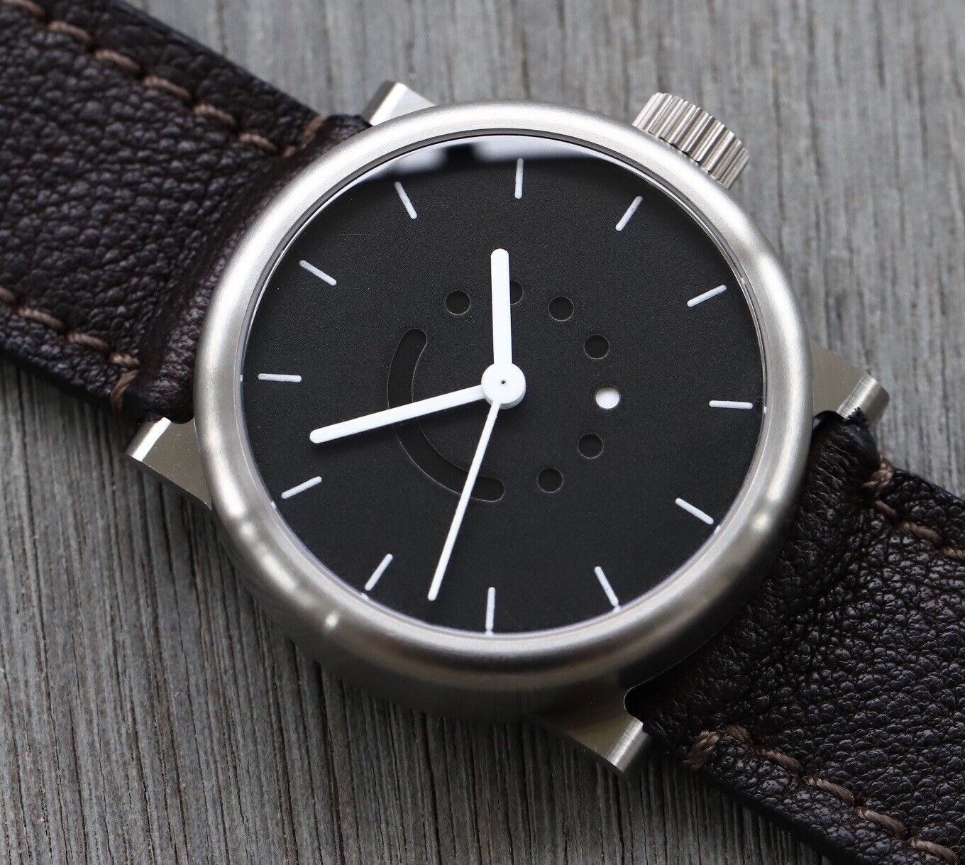 ochsundjuniorSettimanaClassicBlack-2022WatchVault02.jpg